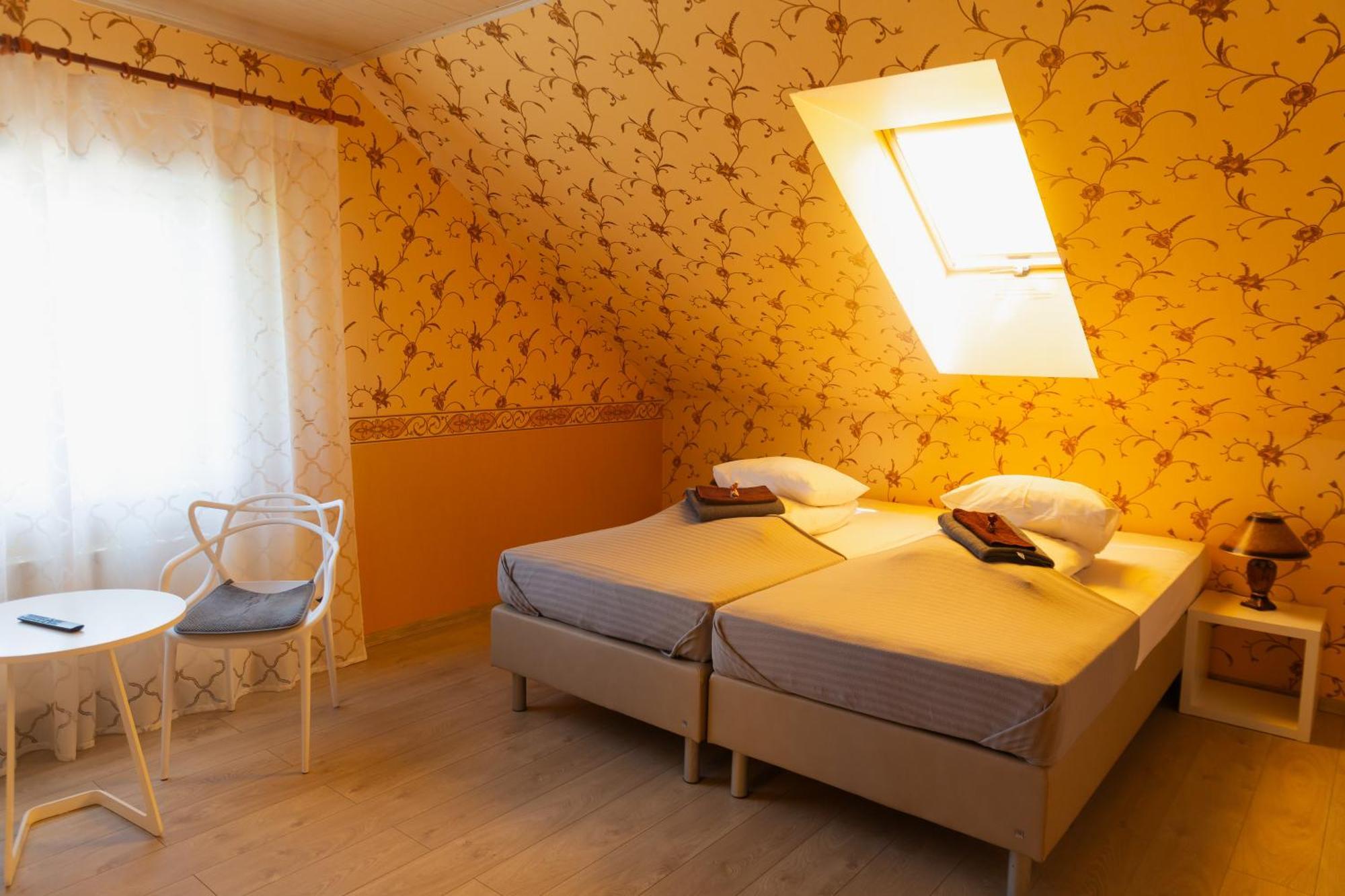 Konrad Family Guesthouse Kuressaare Buitenkant foto