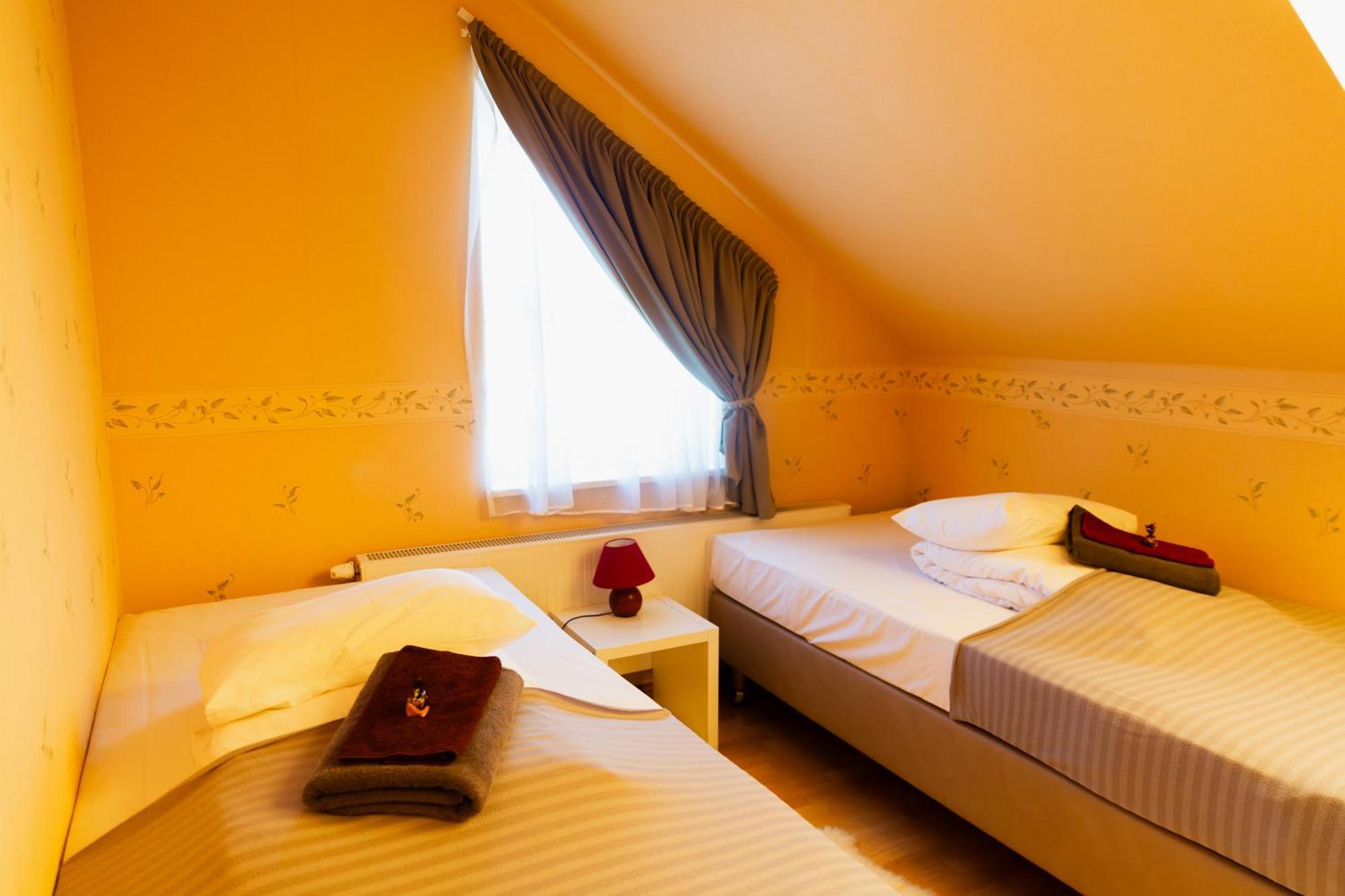 Konrad Family Guesthouse Kuressaare Buitenkant foto